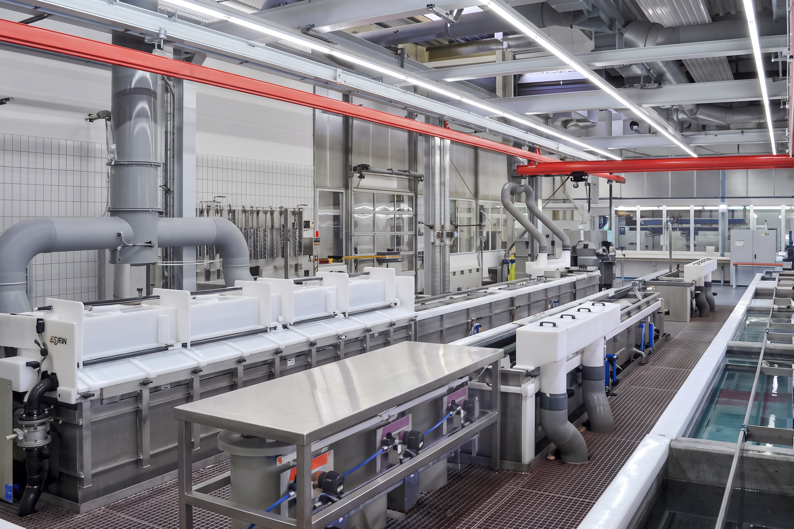 Industrielle Harteloxalanlage in einer Fertigungshalle
