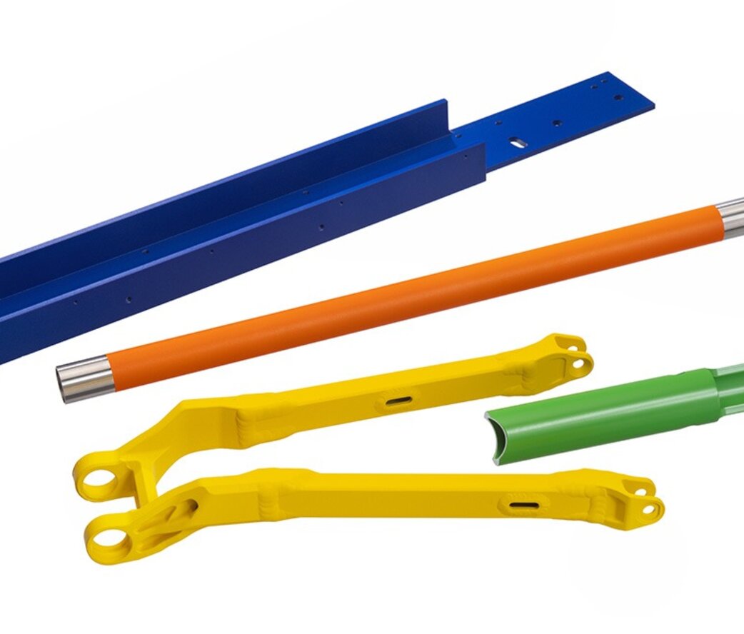 Pulverbeschichtete Metallbauteile in Blau, Orange, Gelb und Grün