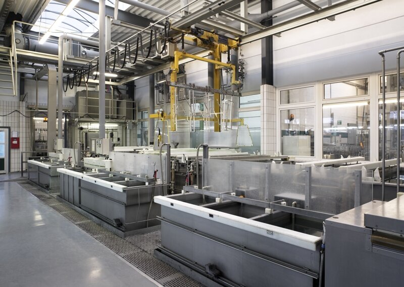 Automatic electropolishing plant with manual plant in front