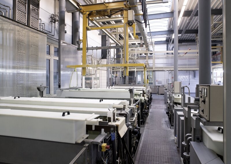 Automatic electropolishing plant with manual plant in front