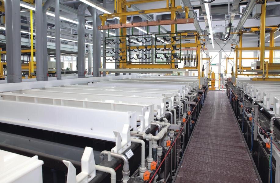 3-rowed automatic electroplating plant (so called comb plant) for rack articles. The plant is designed for zinc and zinc/iron electroplating in a variety of finishes, as well as low gloss, gloss and pearlescent nickel and chrome plating. You will find a description of the individual processes under the respective keyword in this chapter.