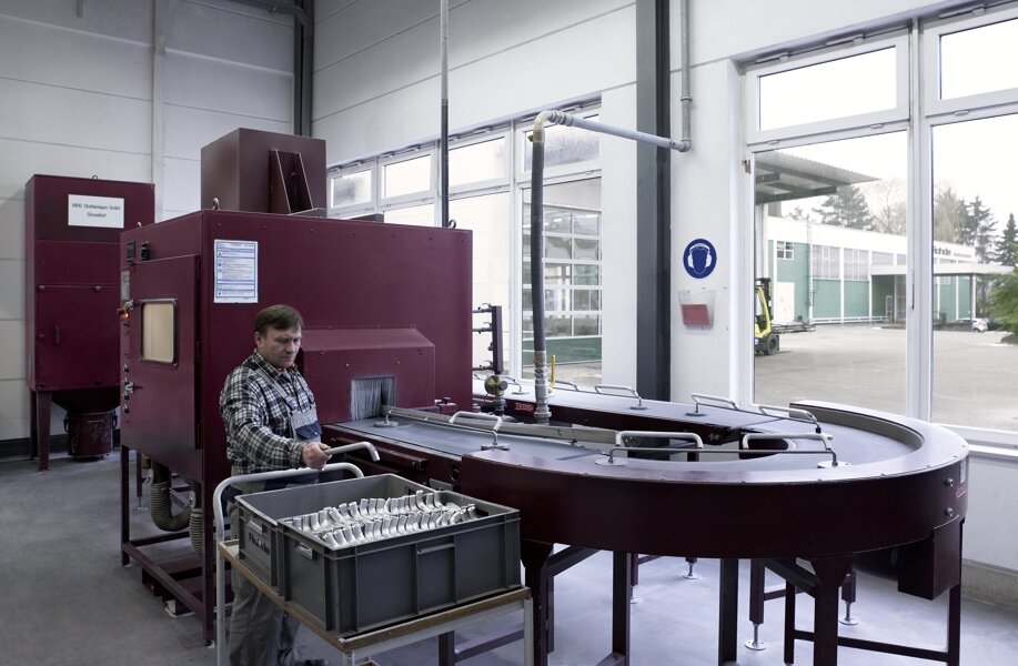 Automatic turntable blasting machine