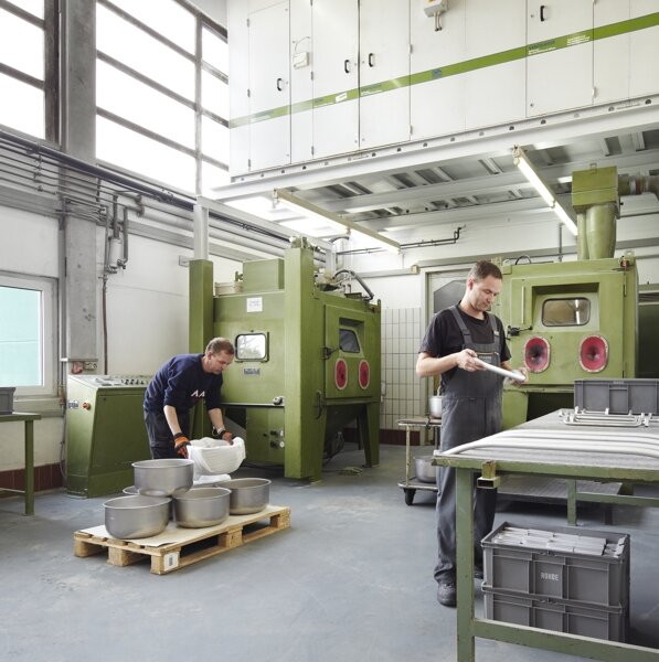 Automatic continuous blasting machine