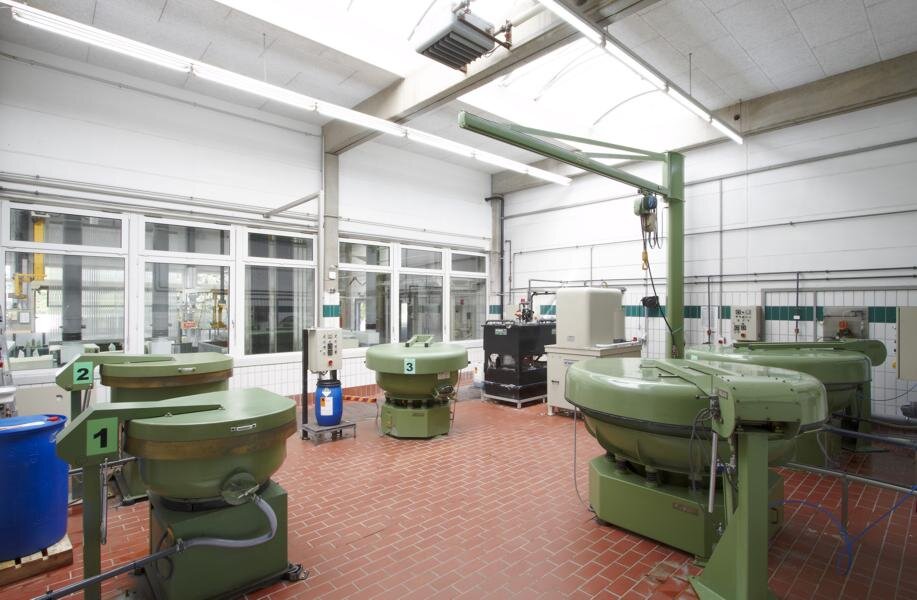 Circular machines for vibratory grinding of items with diverse dimensions