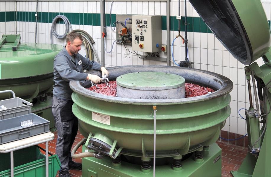 Circular machines for vibratory grinding of items with diverse dimensions