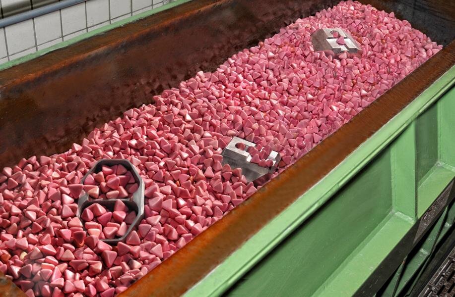 Container for vibratory grinding of large items