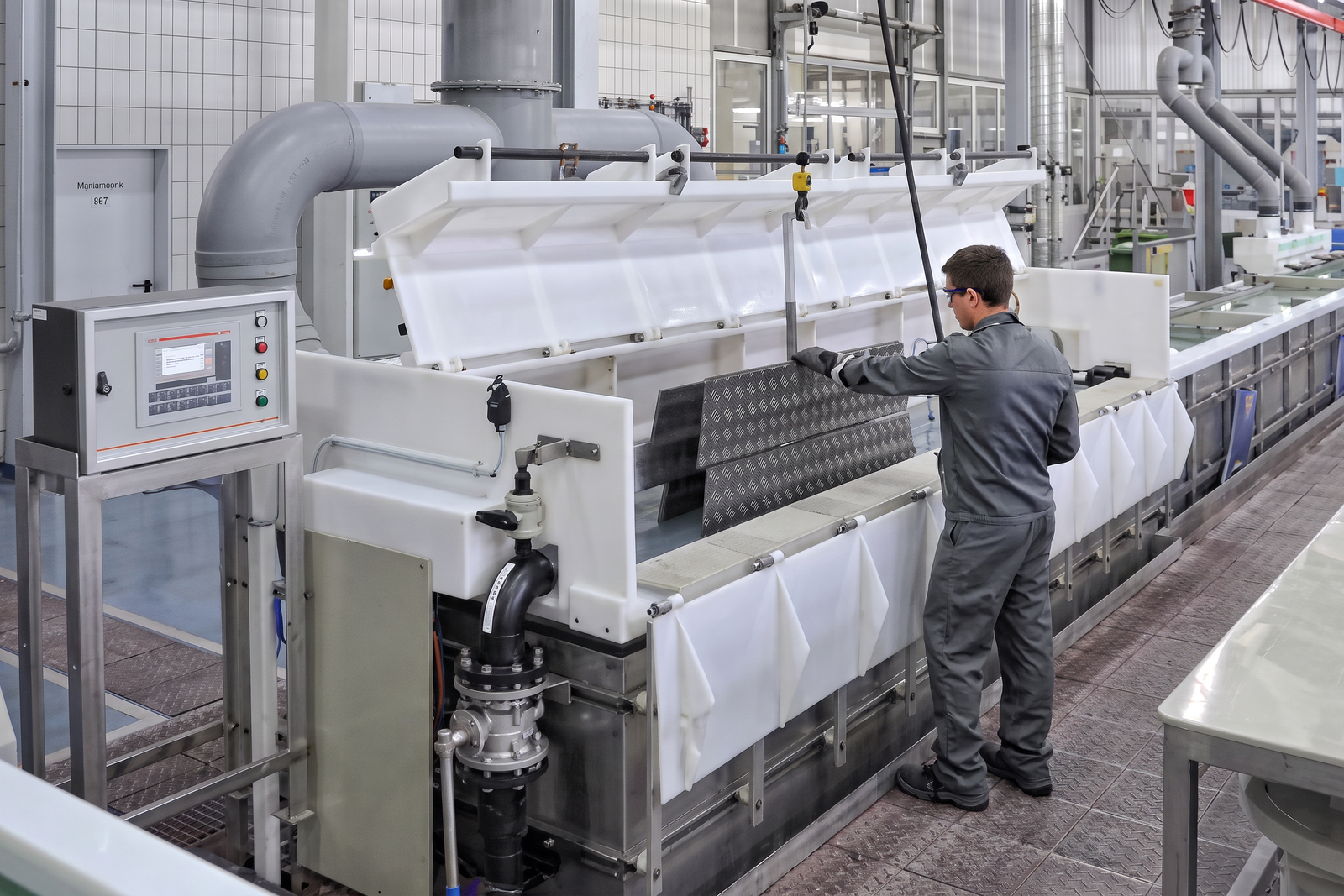 Industrielle Harteloxalanlage in Betrieb
