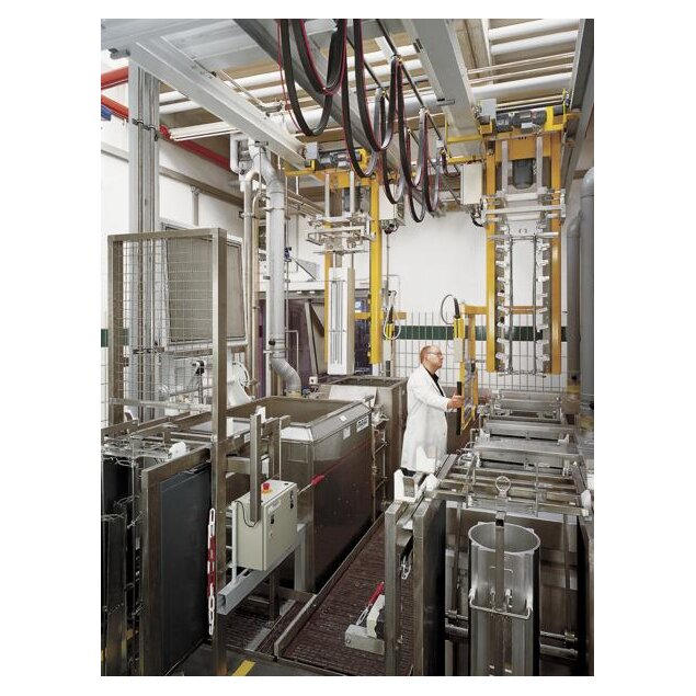 Teilansicht Reinbeizautomat für Aluminium-Bauteile; Laser-Reservoir beim Herausheben aus der Anlage