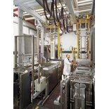 Teilansicht Reinbeizautomat für Aluminium-Bauteile; Laser-Reservoir beim Herausheben aus der Anlage