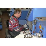 Polishing with the “buffing disc”, a rapidly rotating cloth disc with polishing paste.