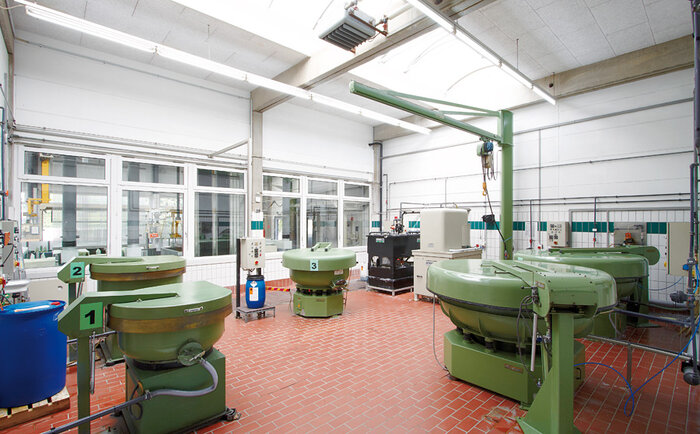 Circular machines for vibratory grinding of items with diverse dimensions
